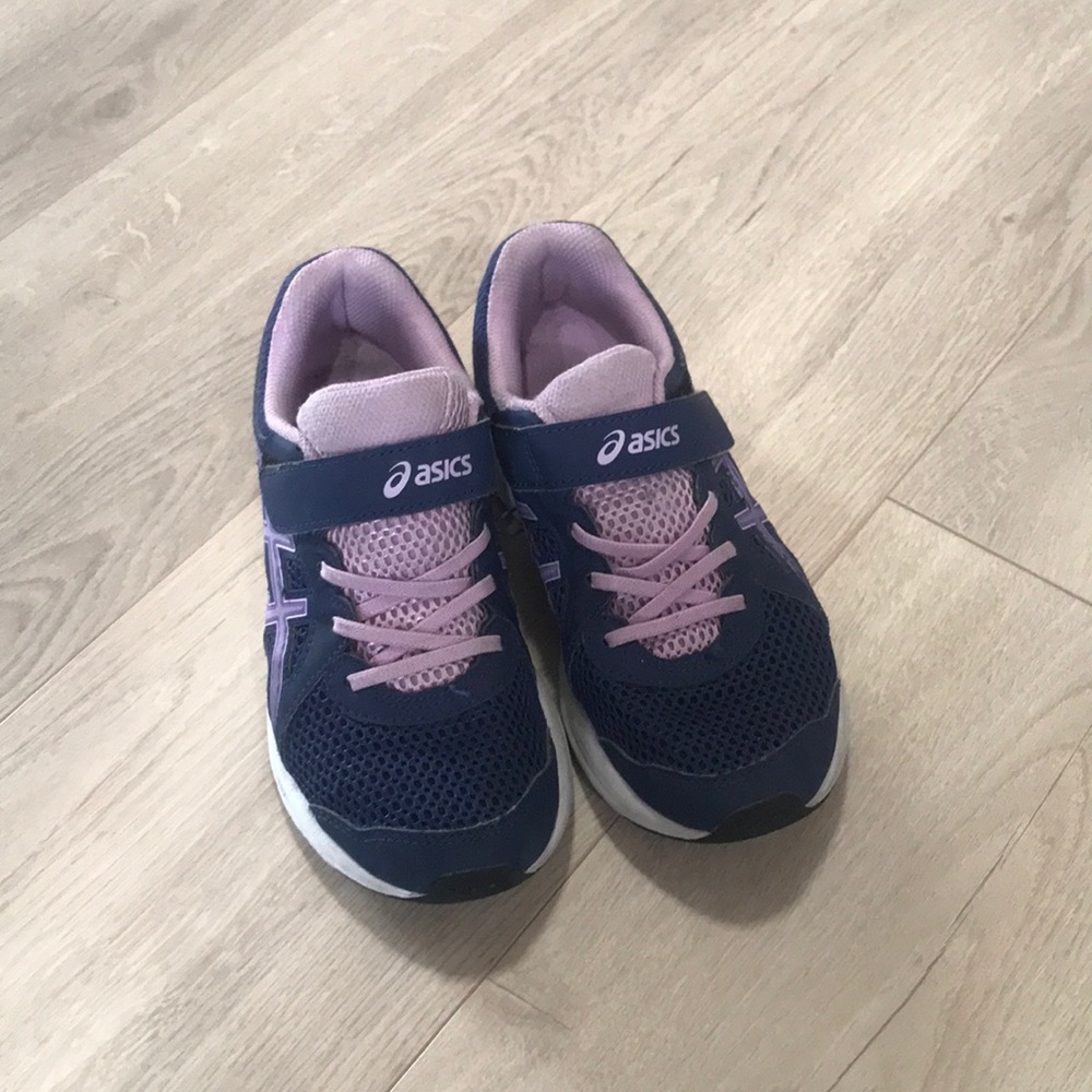 ASICS Velcro tennis shoes. Size US 3.